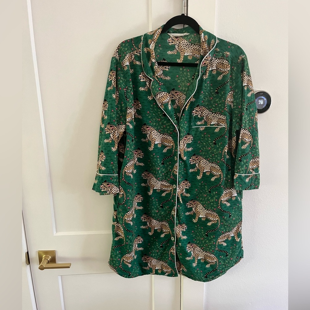 Printfresh sleep shirt w/small defect.